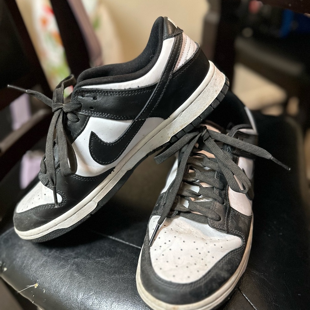 Nike Men's Black and White Low-Top Sneakers